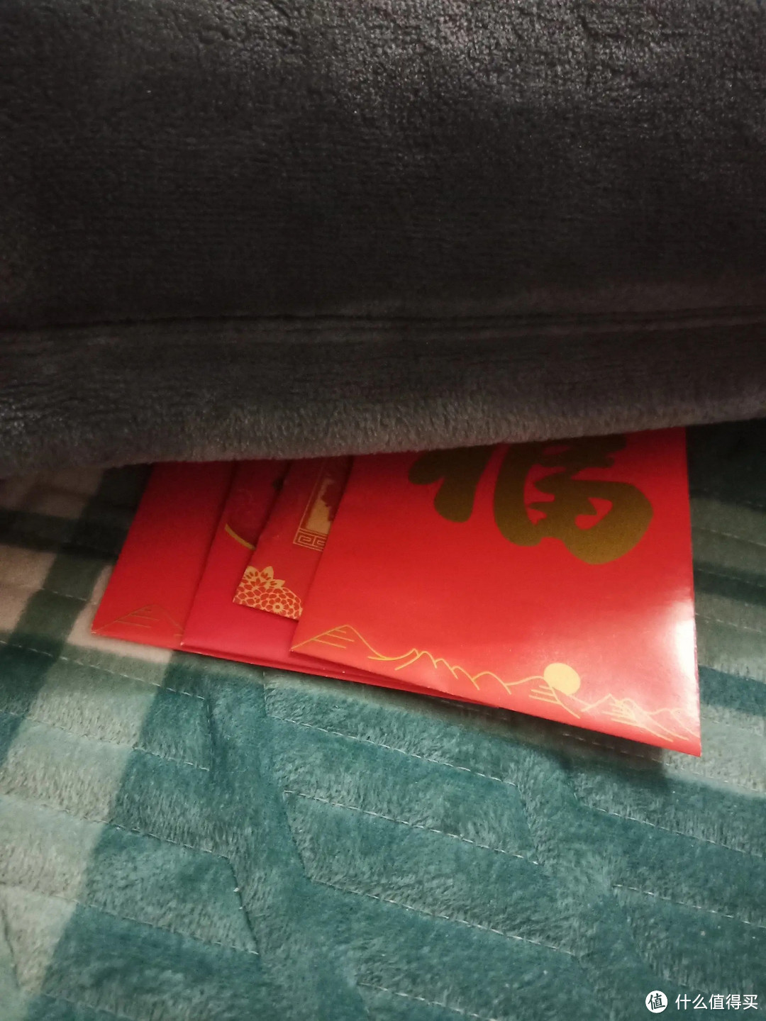 如何在枕头下放红包“压岁”？原来有这么多讲究，你做对了吗？