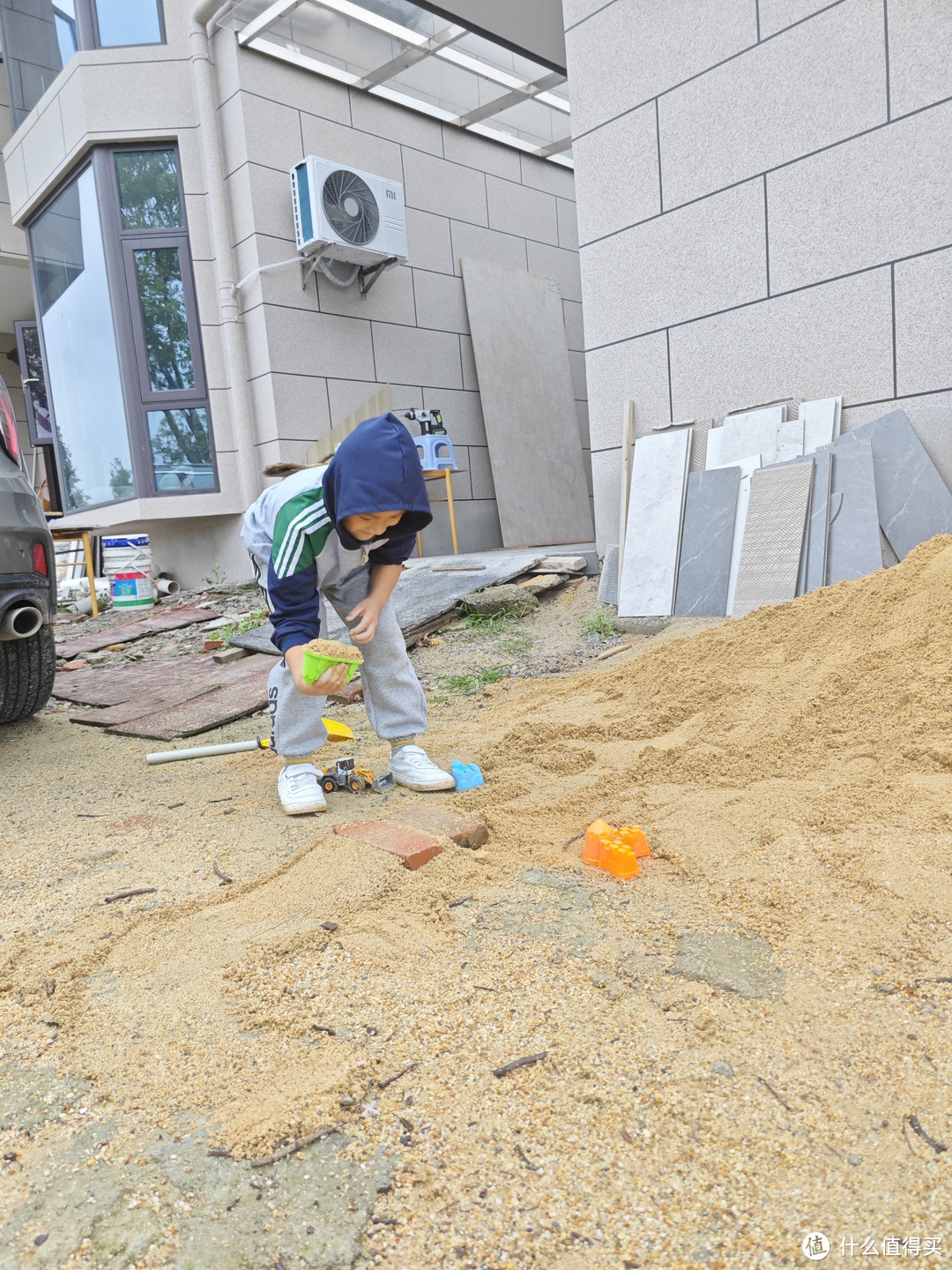 小朋友就是喜欢玩沙子