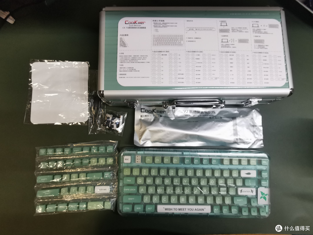 军火箱，说明书，航插线，增补键帽，拔轴器，清洁布，4粒体验轴。