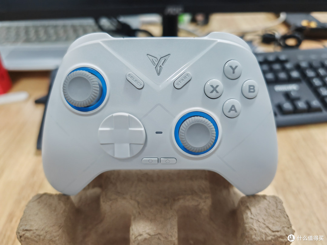 主角正脸，比Xbox手柄脸长点