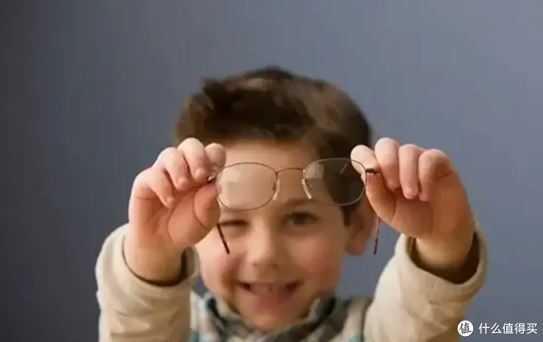 新国标下如何选择儿童护眼灯？三款产品深度横评带你一探究竟，这6大要素可要记好了！