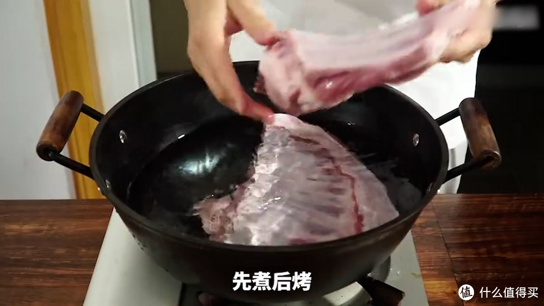 家庭版烤羊排，烤好撕开流肉汁，太解馋啦