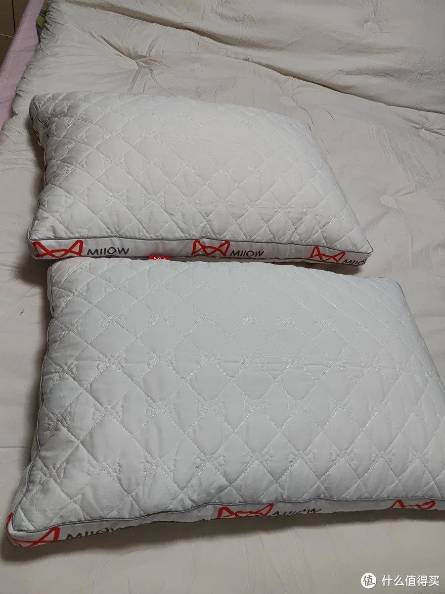 全棉枕头是一种使用全棉材质制成的枕头，它在保持舒适性和健康性方面具有许多优点