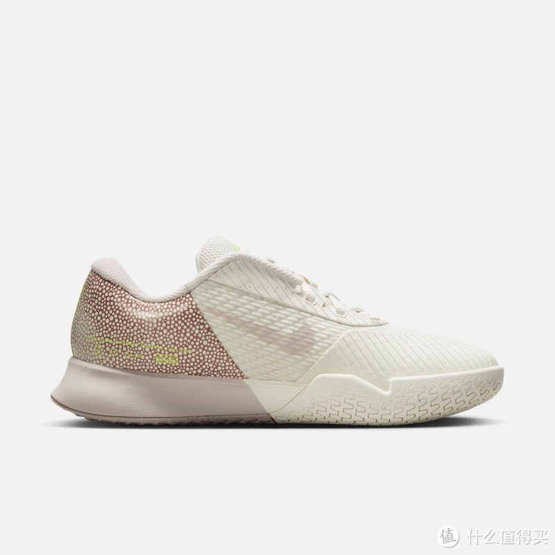 郑钦文晋级澳网女单决赛之旅：与NIKE ZOOM VAPOR PRO 2 HC PRM的绝佳配合