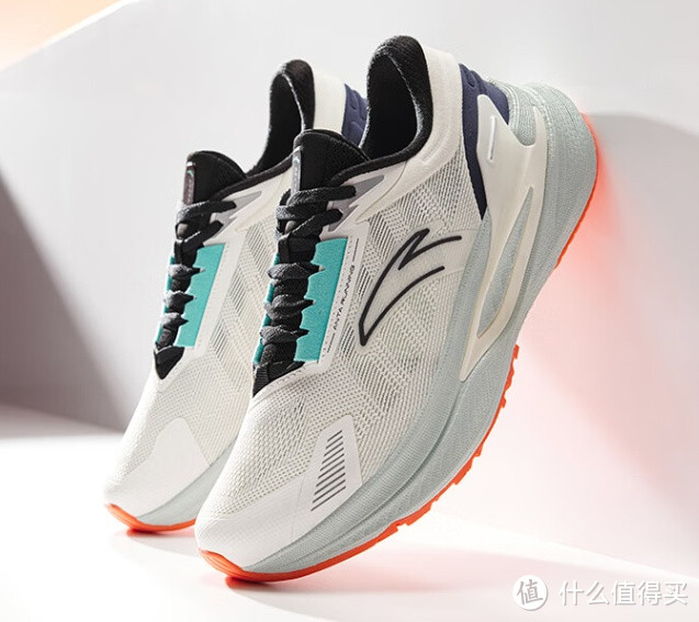 安踏CC跑鞋：氮科技缓震，舒适稳定