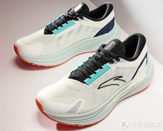 安踏CC跑鞋：氮科技缓震，舒适稳定