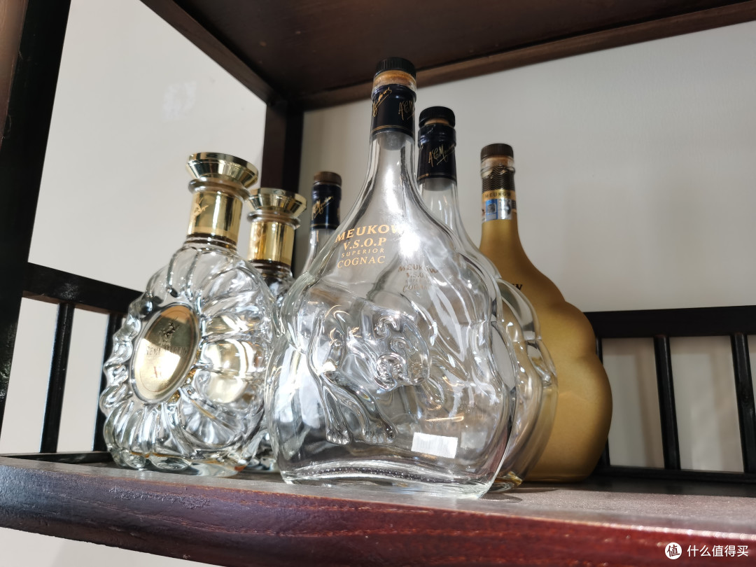 喝空酒瓶变艺术品?创意无限,生活更精彩!