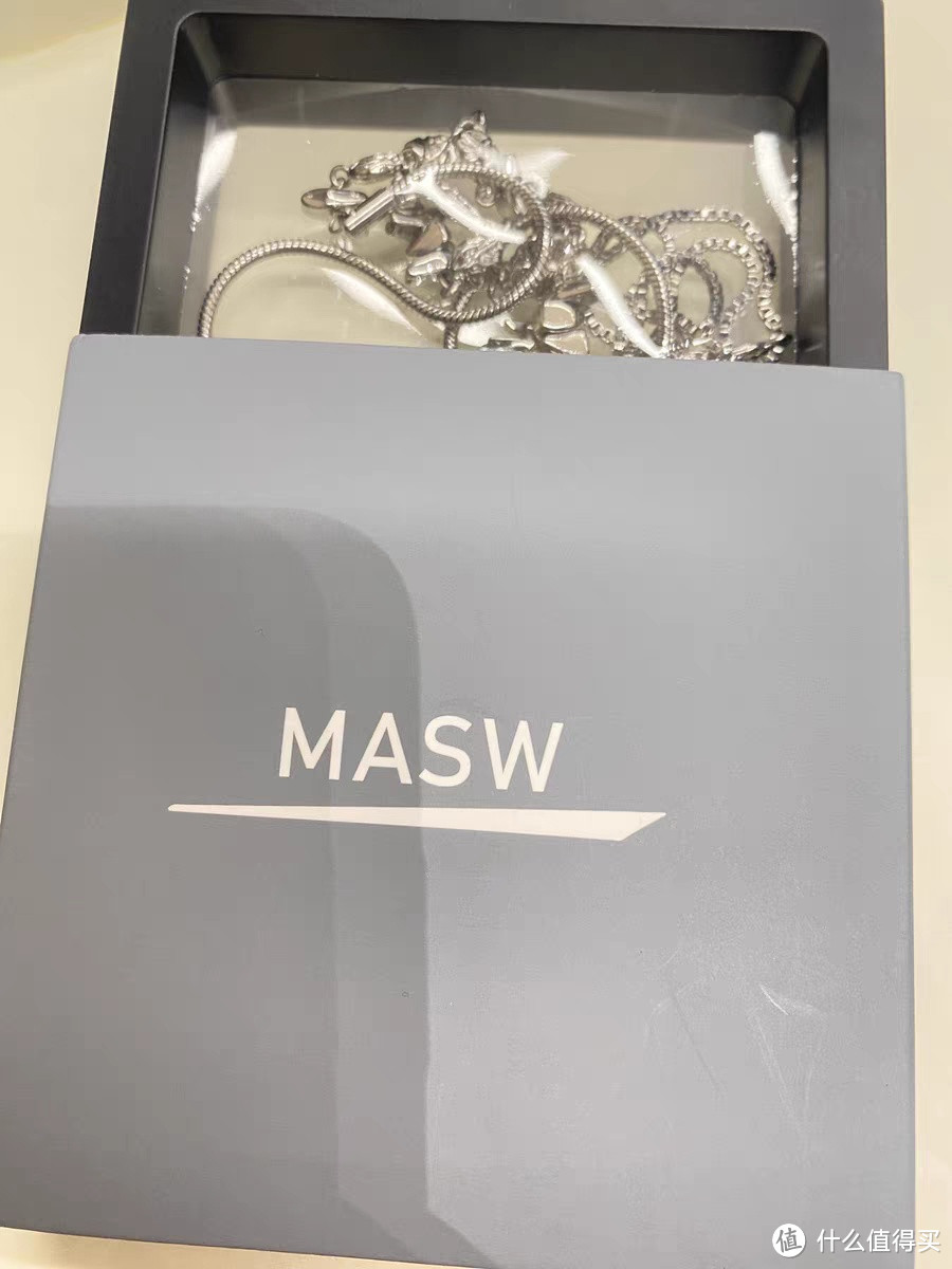 MASW麻秀原创设计的熔岩星芒项链，是一款充满时尚感和个性的饰品。