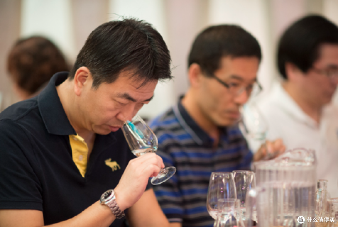 春节送老丈人什么酒比较好？建议先注意这3点，不要盲目选礼