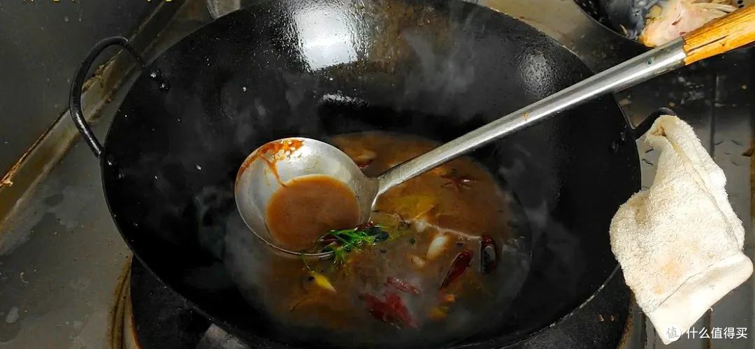 奶白色的鱼汤令人垂涎,等菜上桌的那些精美年夜饭,记得收藏