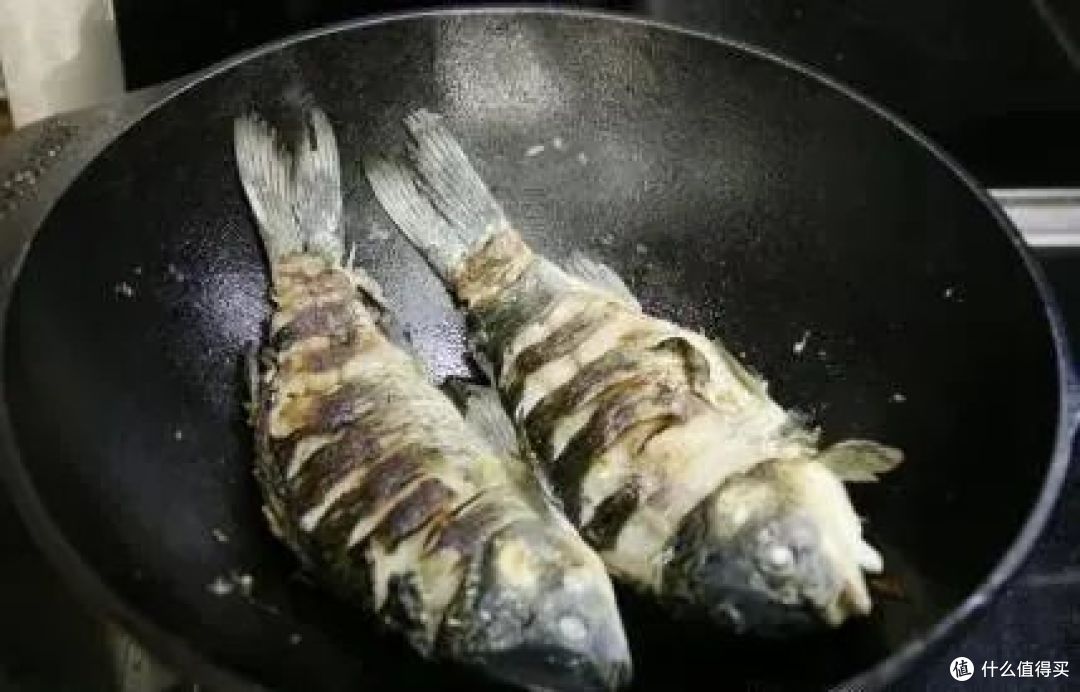奶白色的鱼汤令人垂涎,等菜上桌的那些精美年夜饭,记得收藏