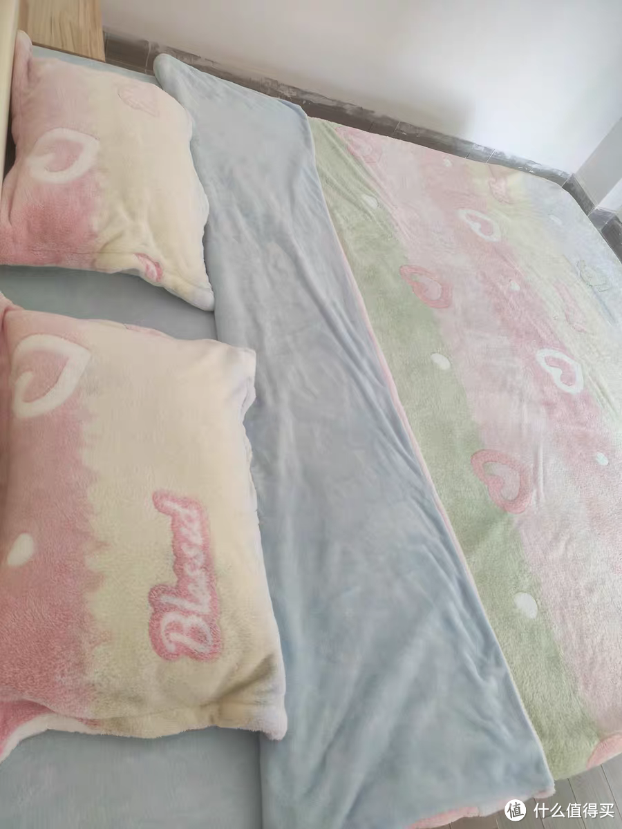 珊瑚绒的床单被套，很暖和，睡得很香