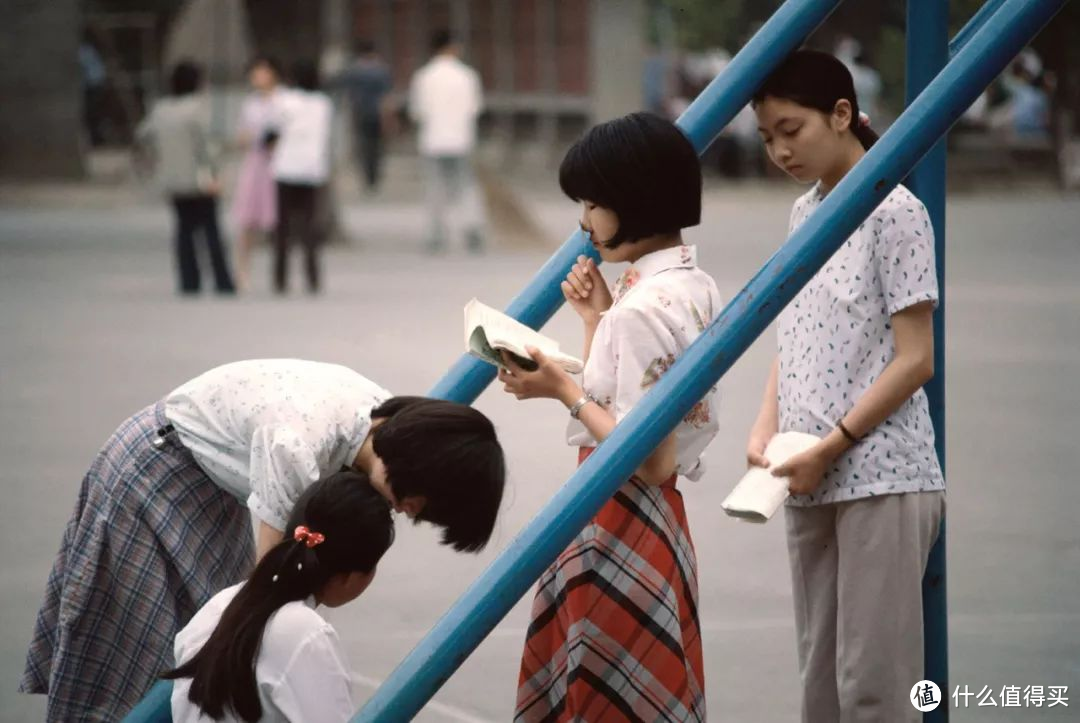 北大教授公布自杀学生父母职业分布, 让我想起了那组40年前中国孩子偷拍照