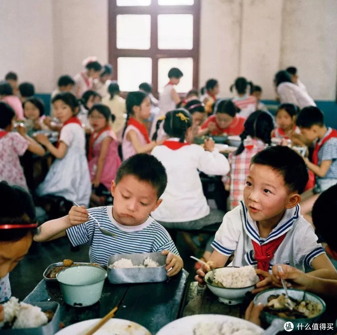 北大教授公布自杀学生父母职业分布, 让我想起了那组40年前中国孩子偷拍照