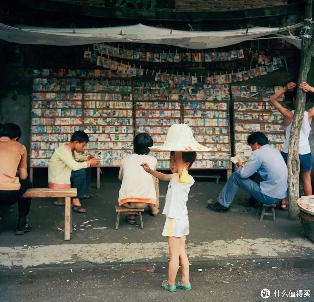 北大教授公布自杀学生父母职业分布, 让我想起了那组40年前中国孩子偷拍照