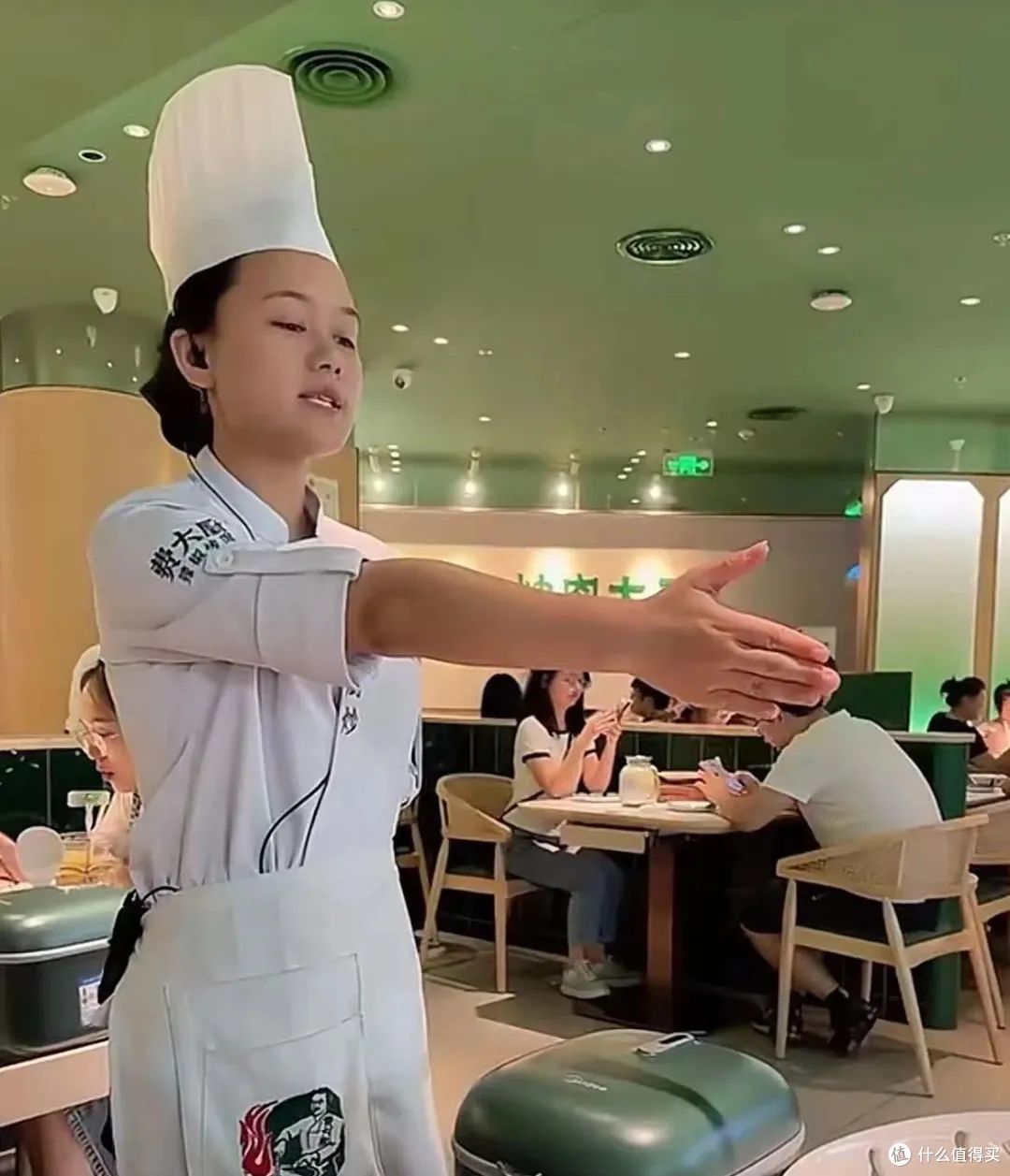 I人地狱！现在餐厅上菜都流行喊尬到让人扣脚趾的口号？
