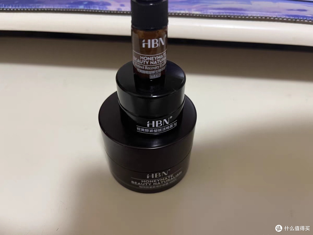  HBN咖啡因眼霜：为你的双眸注入活力，告别黑眼圈与细纹！