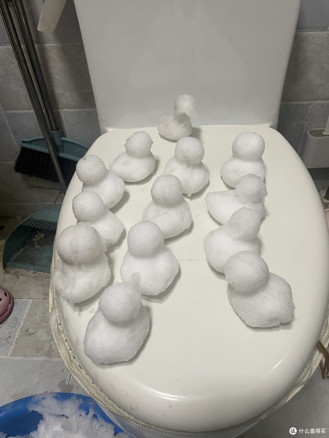 换卡期间我们本地下大雪。闺女在卫生间玩雪。