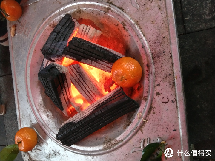 去吃烧烤时，排队烤火烤橘子拍的图片