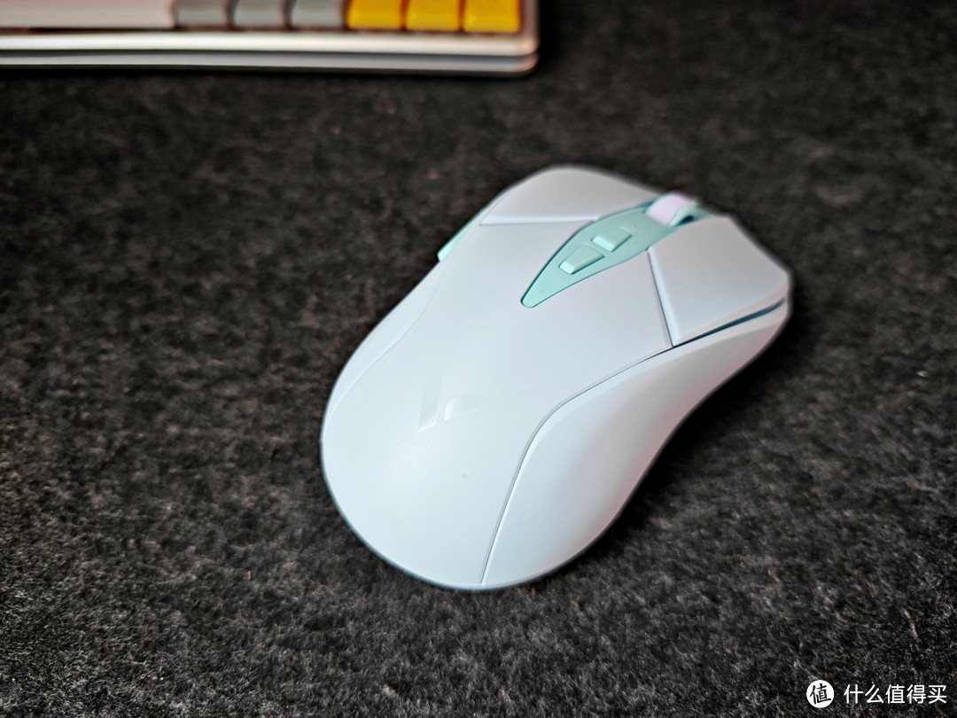 凹凸有致，颜值性能俱佳的雷柏V300Pro 轻量化游戏鼠标