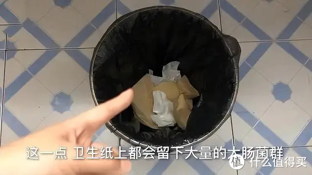 马桶里到底能“扔纸”吗？好多人都做错了，难怪厕所总是反味发臭