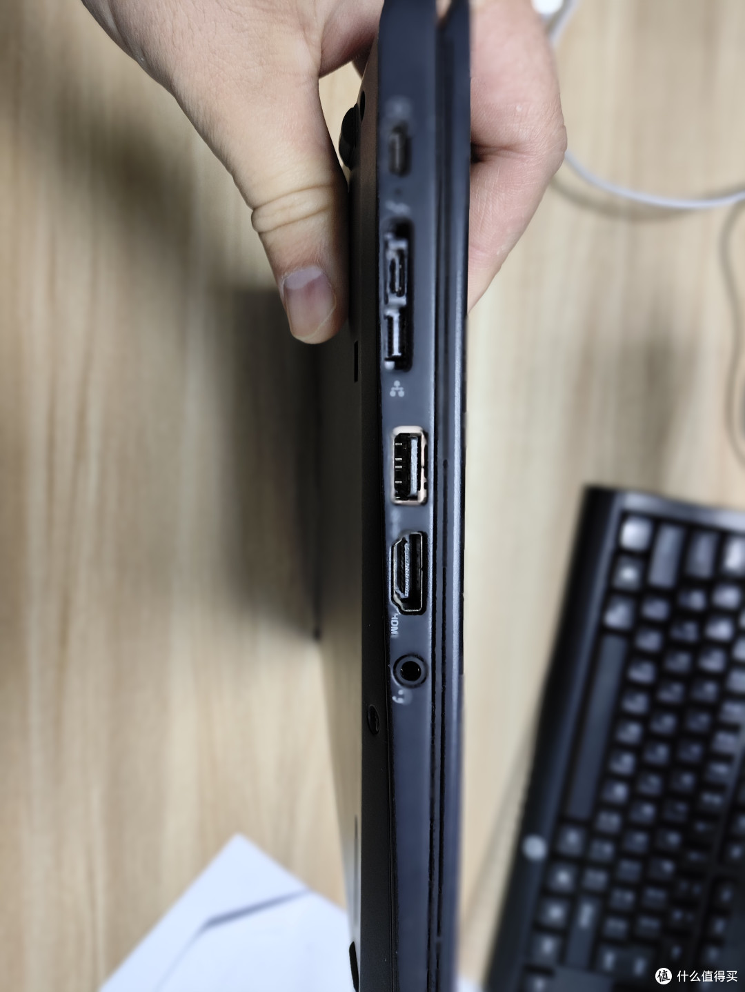 左侧两个C口一个USB-A口，HDMI、耳机孔、特殊网口