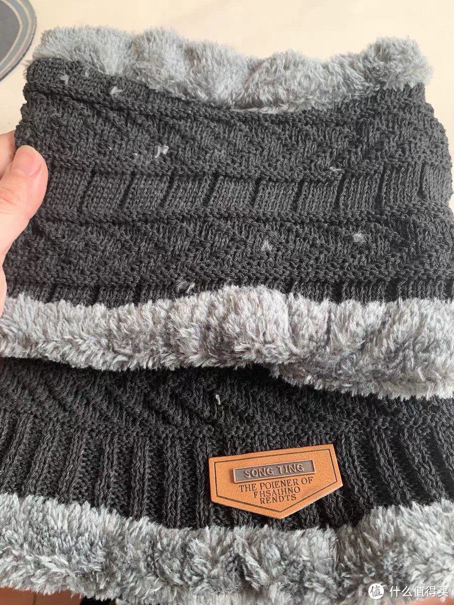 针织帽作为冬季的必备配饰，既具有保暖功能又能增添时尚感