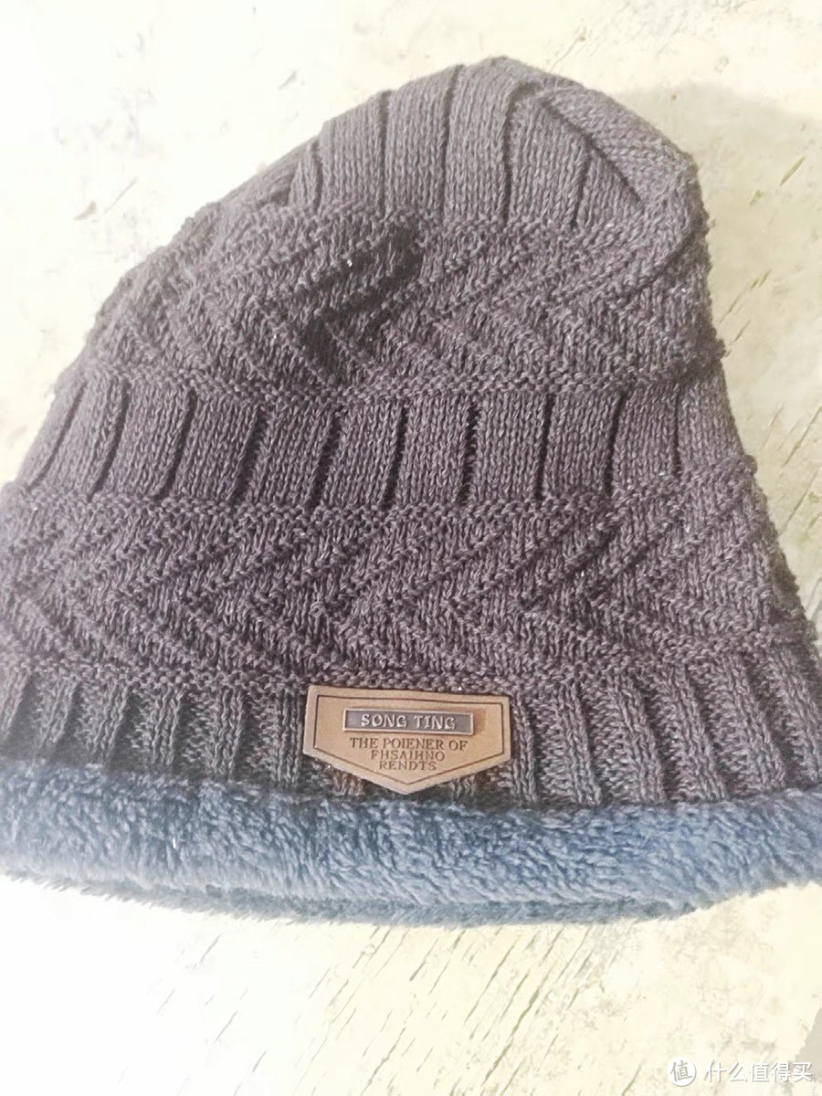 针织帽作为冬季的必备配饰，既具有保暖功能又能增添时尚感