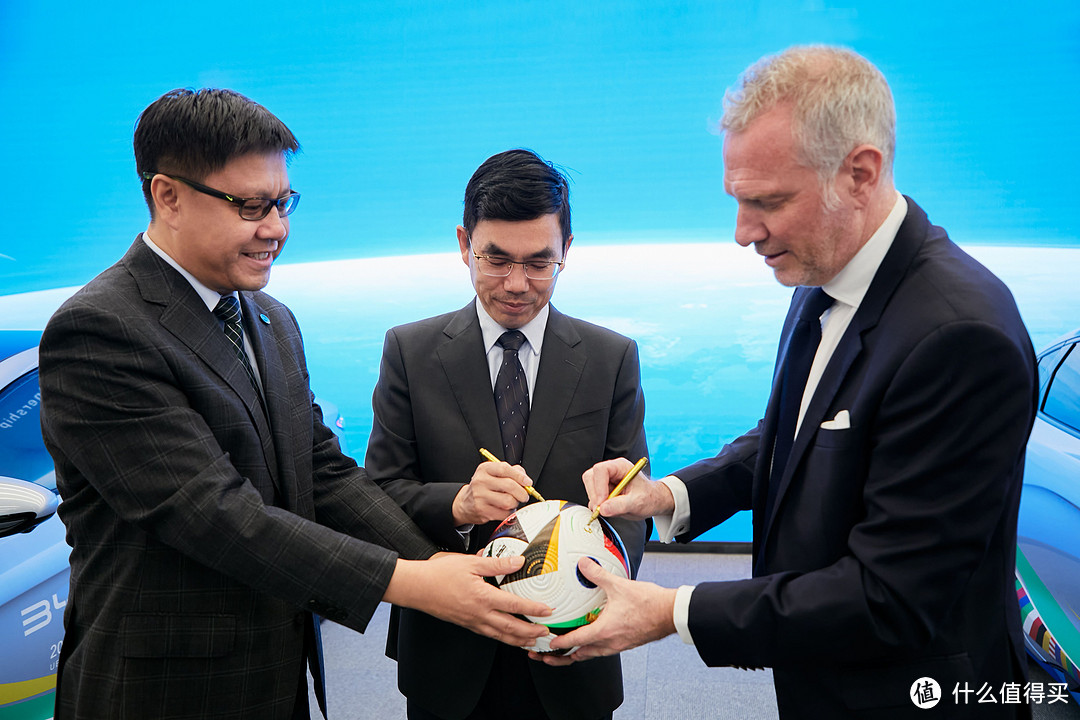 比亚迪与欧足联签约仪式：共创绿色足球新篇章