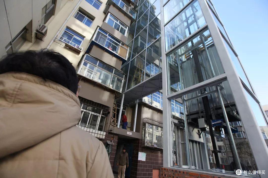 住建部发声，老旧小区将“全部加装电梯”？这两类人将收下红利