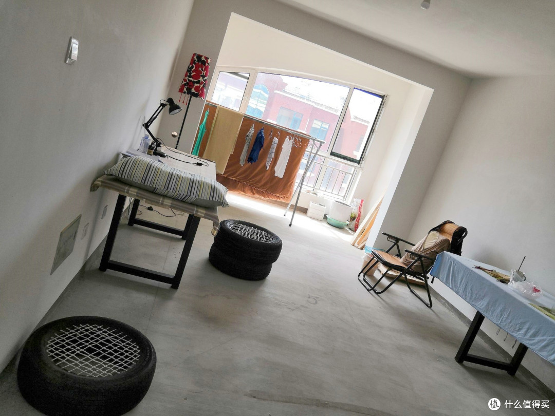 没钱装修,直接入住毛坯房,却意外爆火,网友:总算有个“家”