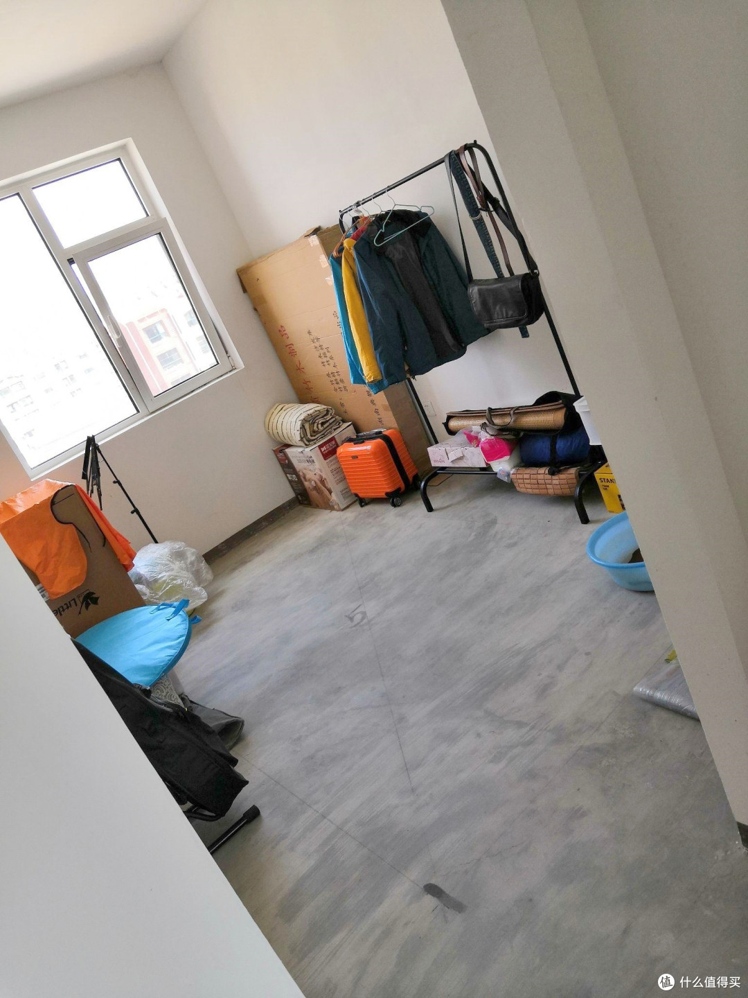 没钱装修,直接入住毛坯房,却意外爆火,网友:总算有个“家”