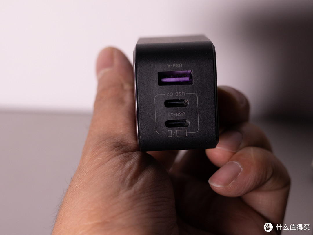 USB-A口的紫色好评。看起来很有科技风