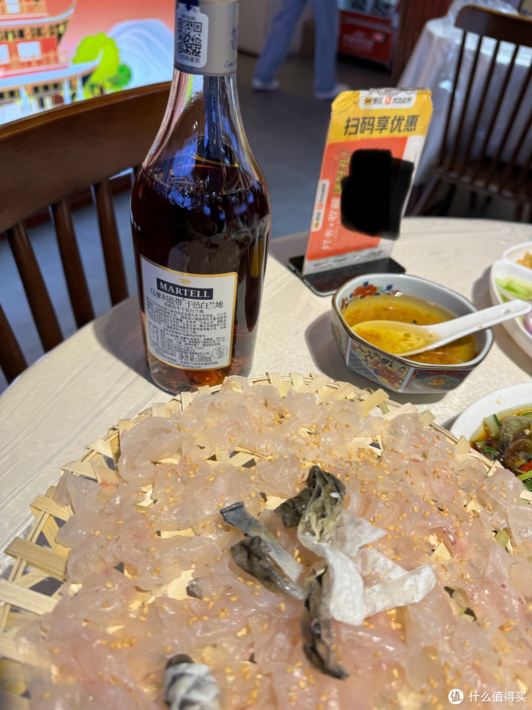 马爹利蓝带干邑白兰地配鱼生,绝配哦,你们可以试试的!