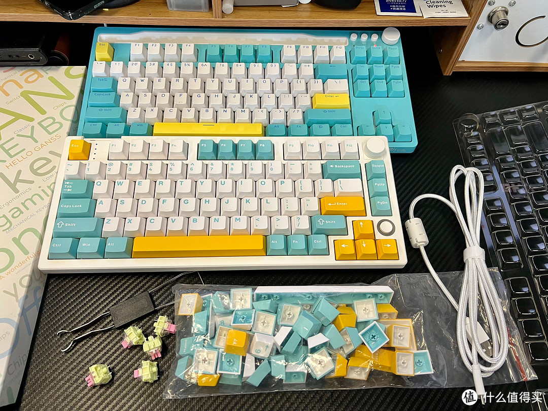 XS75T额外带来一些键盘和轴体