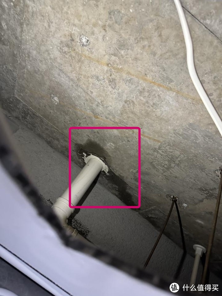 查漏报告：是楼上卫生间管口防水失效而渗漏