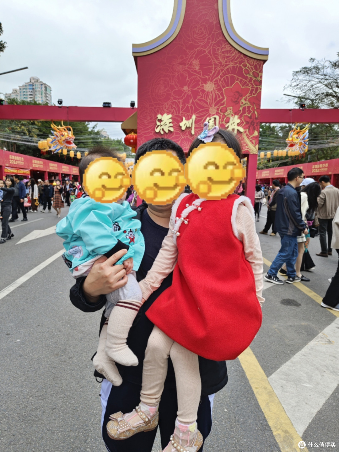 深圳特色，穿校服裤溜娃的家长