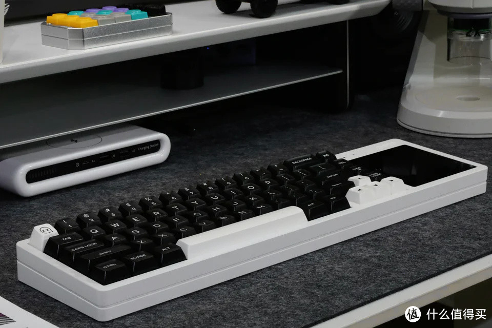KB67，带4寸触摸副屏的60%配列的铝合金键盘套件