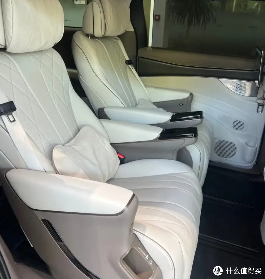 宜商宜家,腾势D9 DM-i功能解读:后排头枕屏、独立座椅,喜欢吗