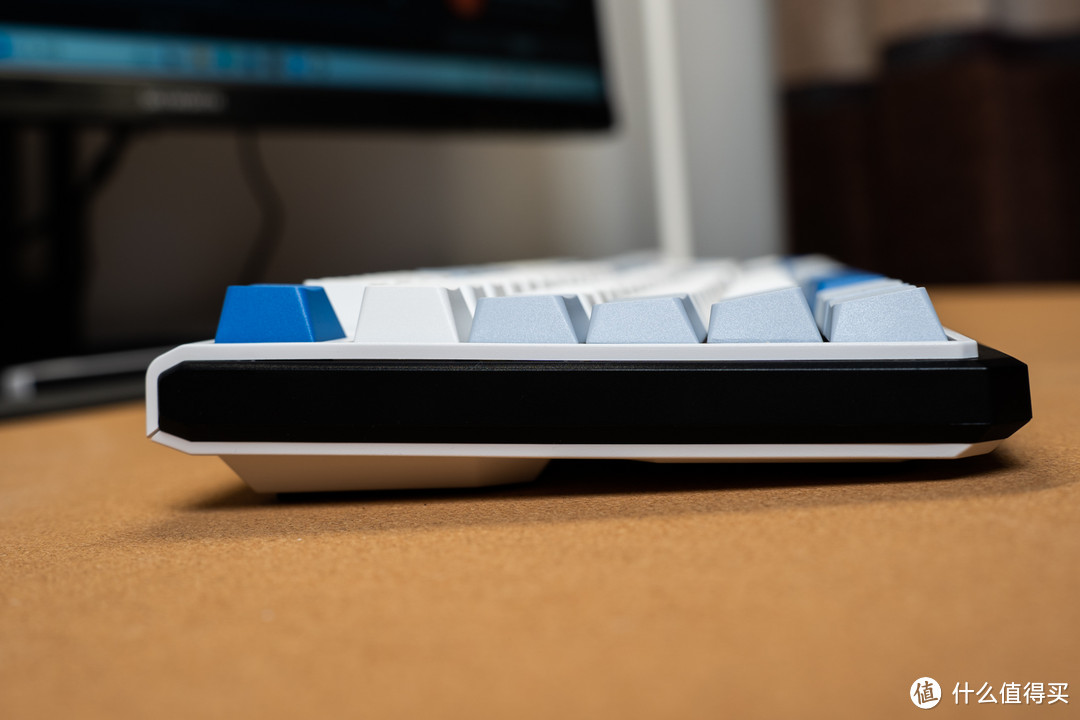 键盘前侧高度控制得还可以，不需要手托也能有很好的支撑。