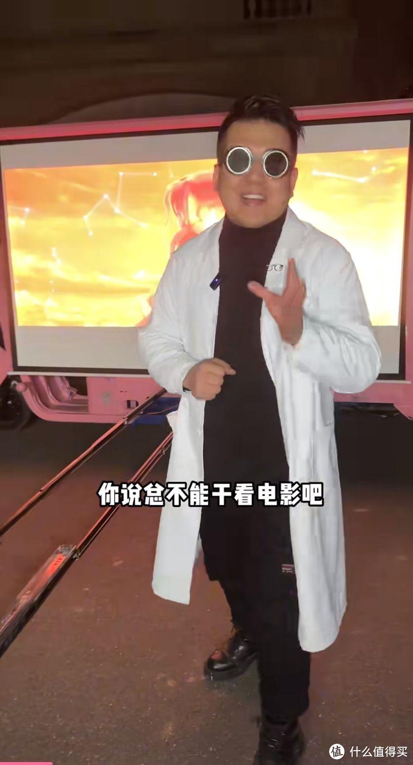 三蹦子改装成的“移动放映车”,效果真的绝