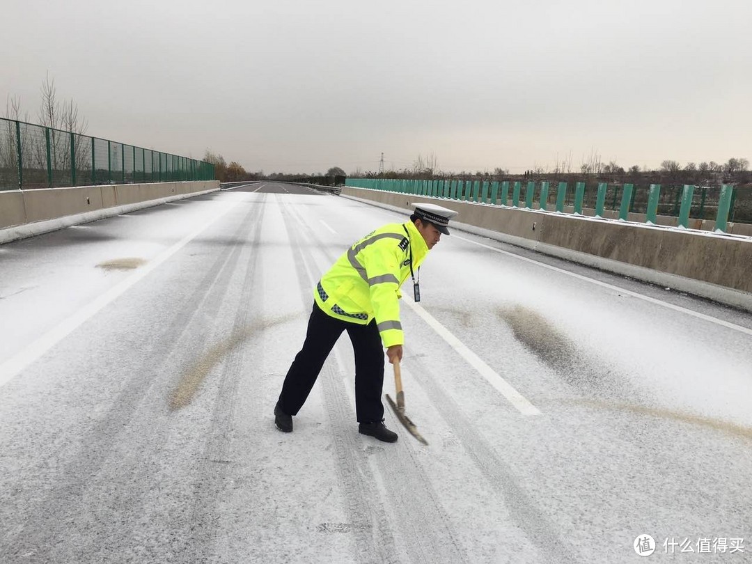 一场大雪后返乡潮,油车和电车的差距,才真正显现出来