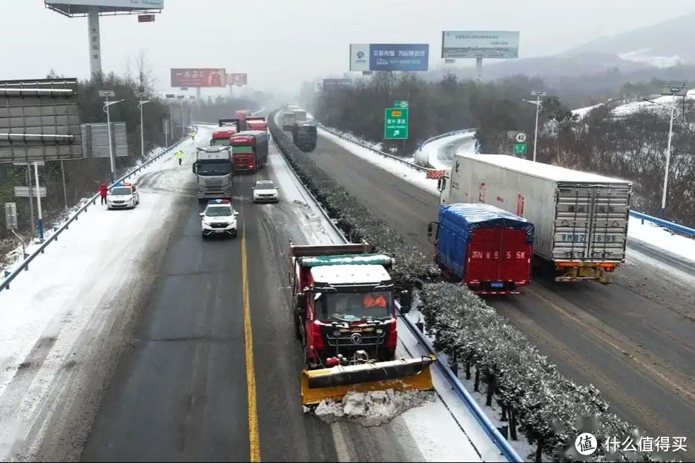 一场大雪后返乡潮，油车和电车的差距，才真正显现出来