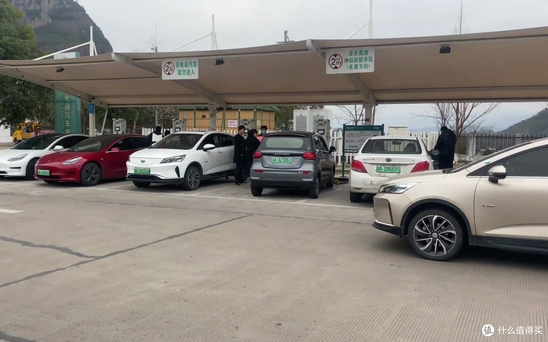 一场大雪后返乡潮,油车和电车的差距,才真正显现出来