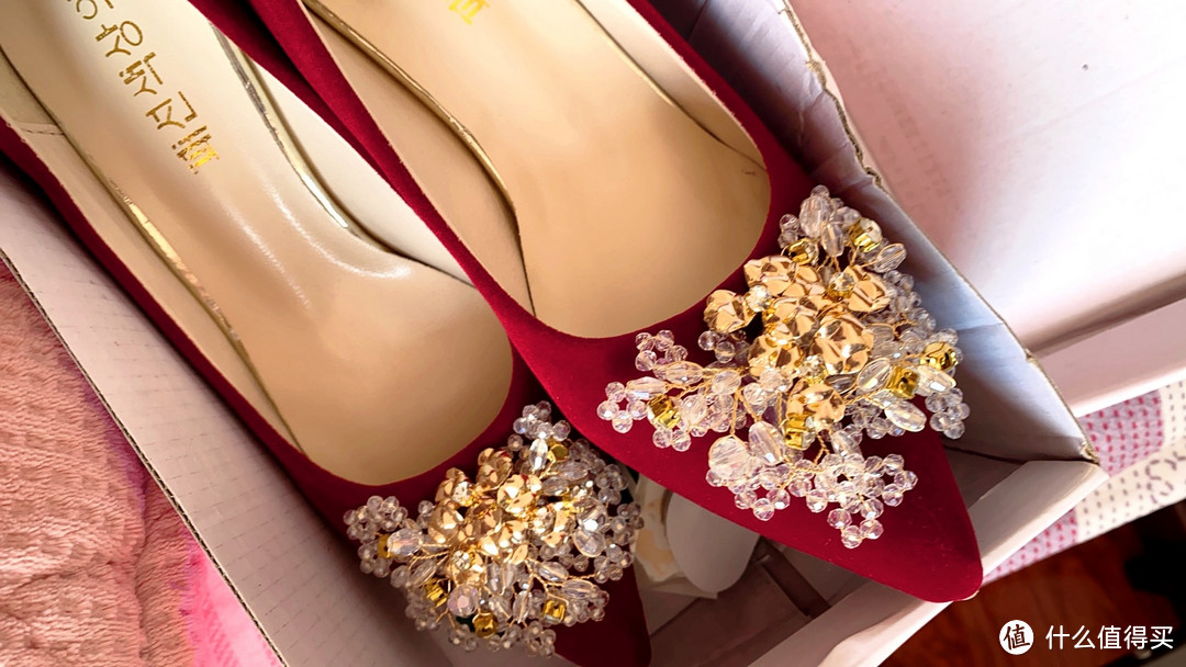 红红火火的备婚好物，婚鞋当然要喜庆的红色加珠花