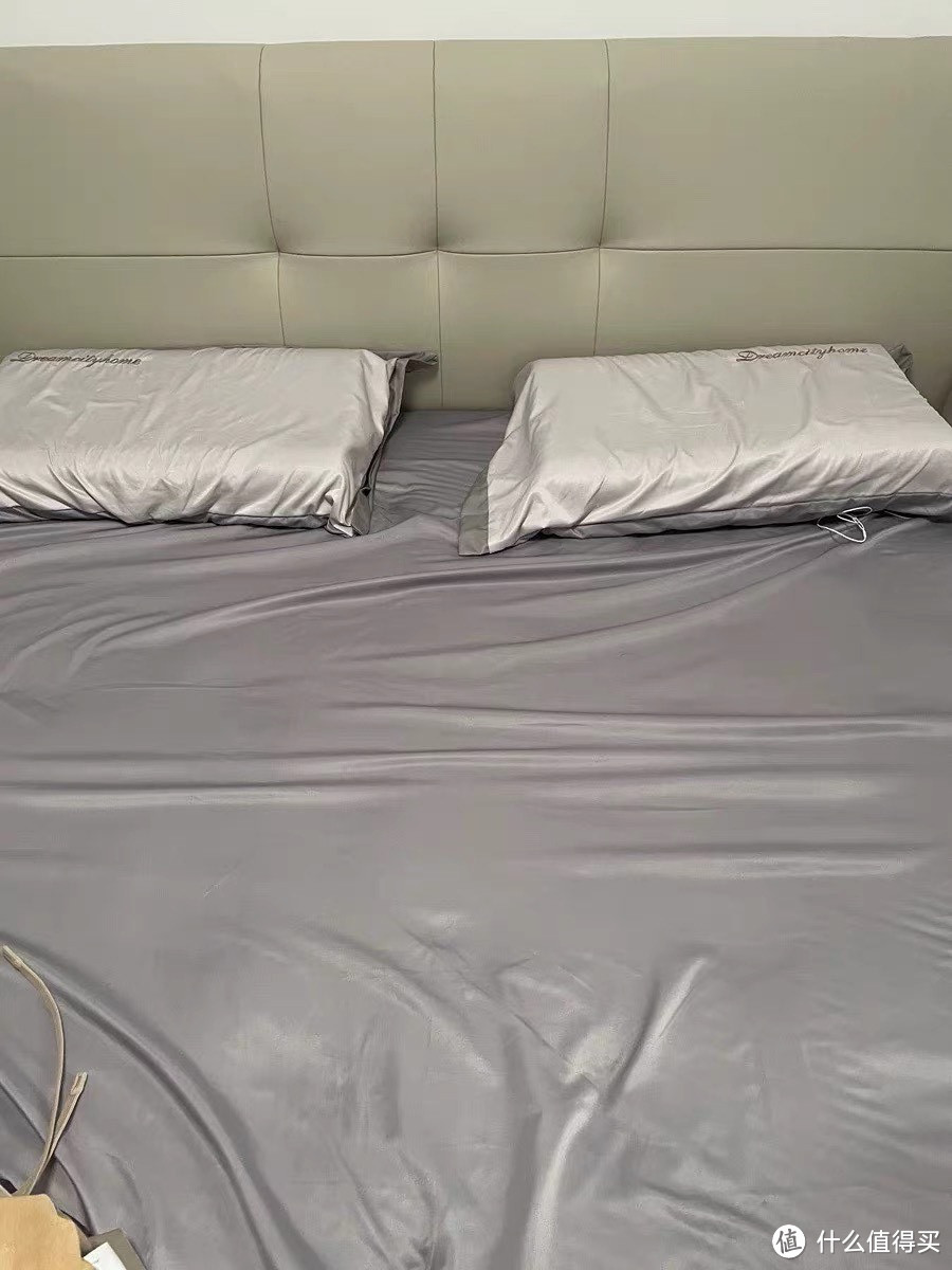 水洗真丝四件套是一种高品质的床上用品，具有舒适、柔软、耐久等特点