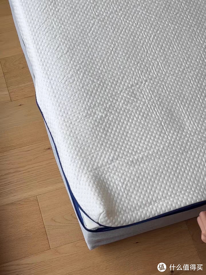 easysleep护脊床垫，一款致力于提供健康舒适睡眠体验的家居品牌。