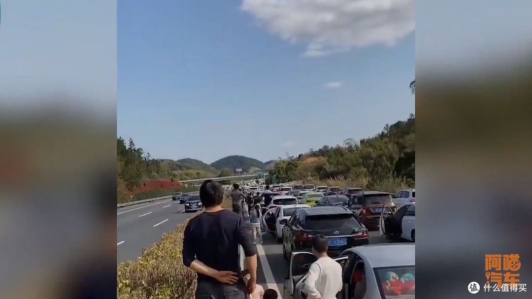 高速堵车的时候,千万不要再干这些傻事了,出了事故害人害己