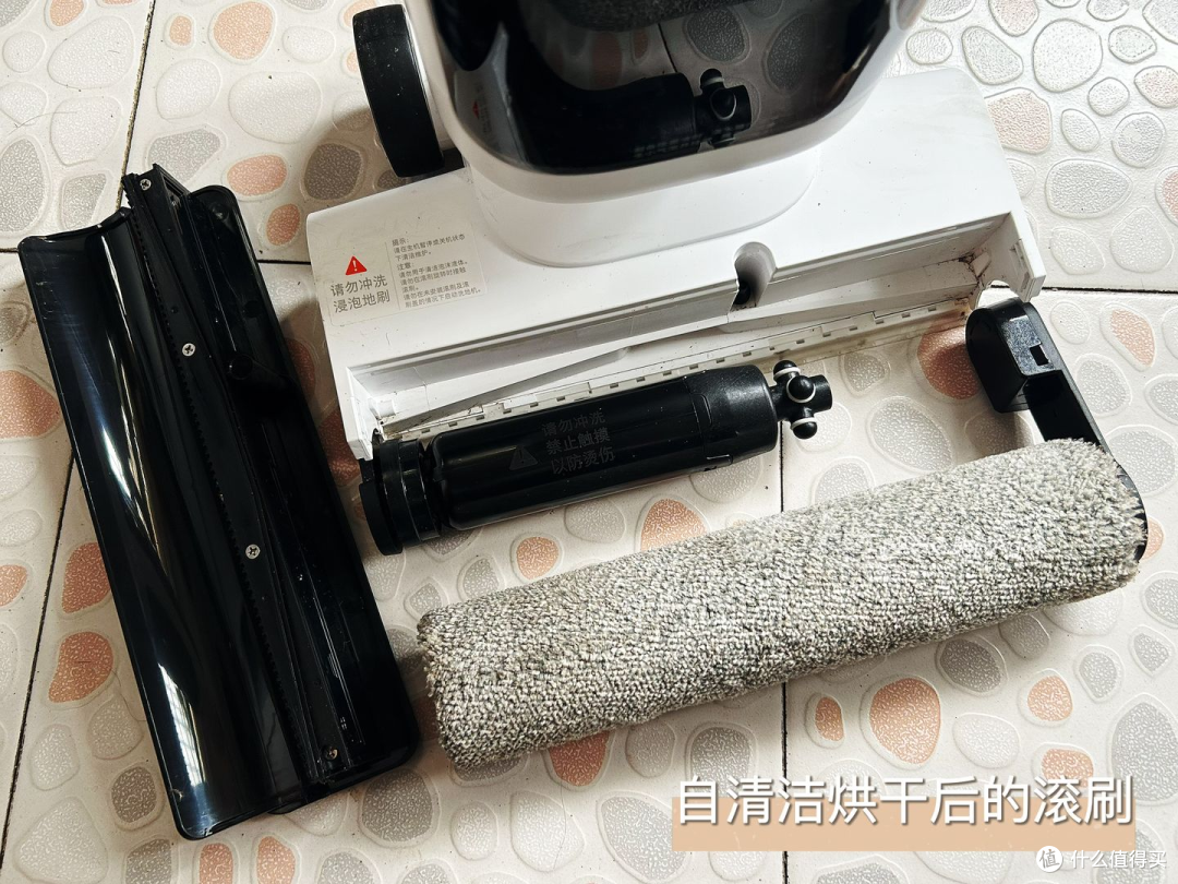自清洁完成的滚刷，是不是洗得很干净呀？