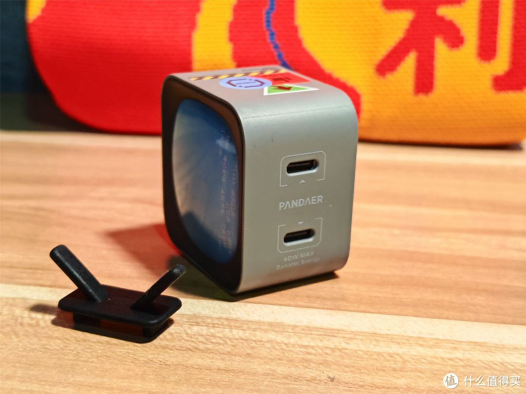 开热点科技新春数码盲盒,电视充电器很好玩,电子胸卡太惊艳